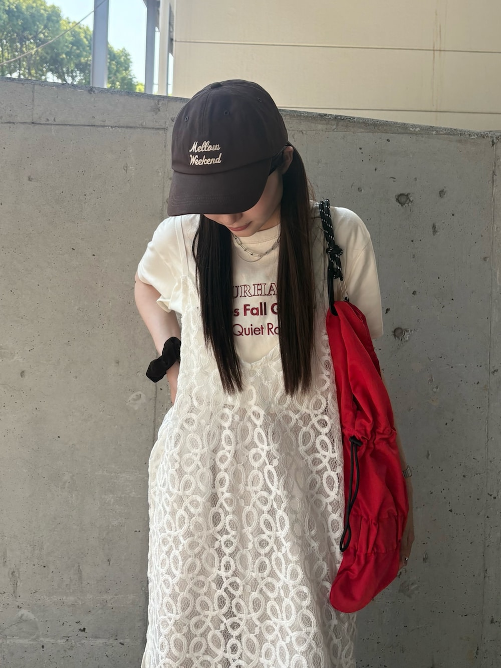 ホワイト系のTシャツ/カットソー、レッド系のトートバッグ、ホワイト系のワンピースを着用したレディースの夏コーディネートの5枚目の写真