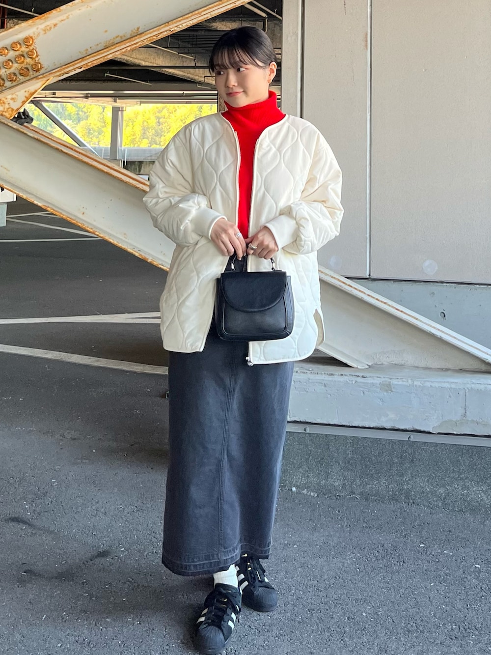 ホワイト系のノーカラージャケット、レッド系のニット/セーター、ブラック系のデニムスカートを着用したレディースの秋コーディネートの2枚目の写真