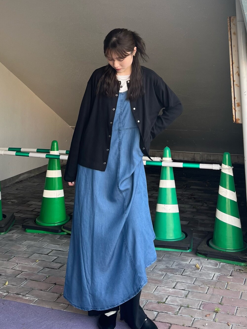 ホワイト系のTシャツ/カットソー、ブルー系のワンピース、ブラック系のカーディガン/ボレロを着用したレディースの春コーディネートの2枚目の写真