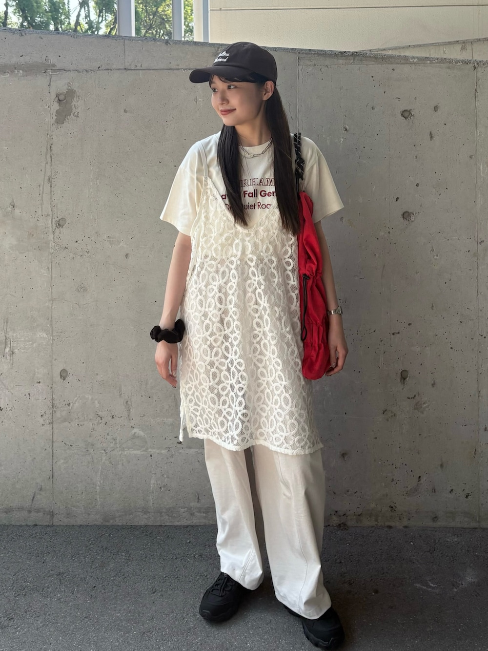 ホワイト系のTシャツ/カットソー、レッド系のトートバッグ、ホワイト系のワンピースを着用したレディースの夏コーディネートの3枚目の写真