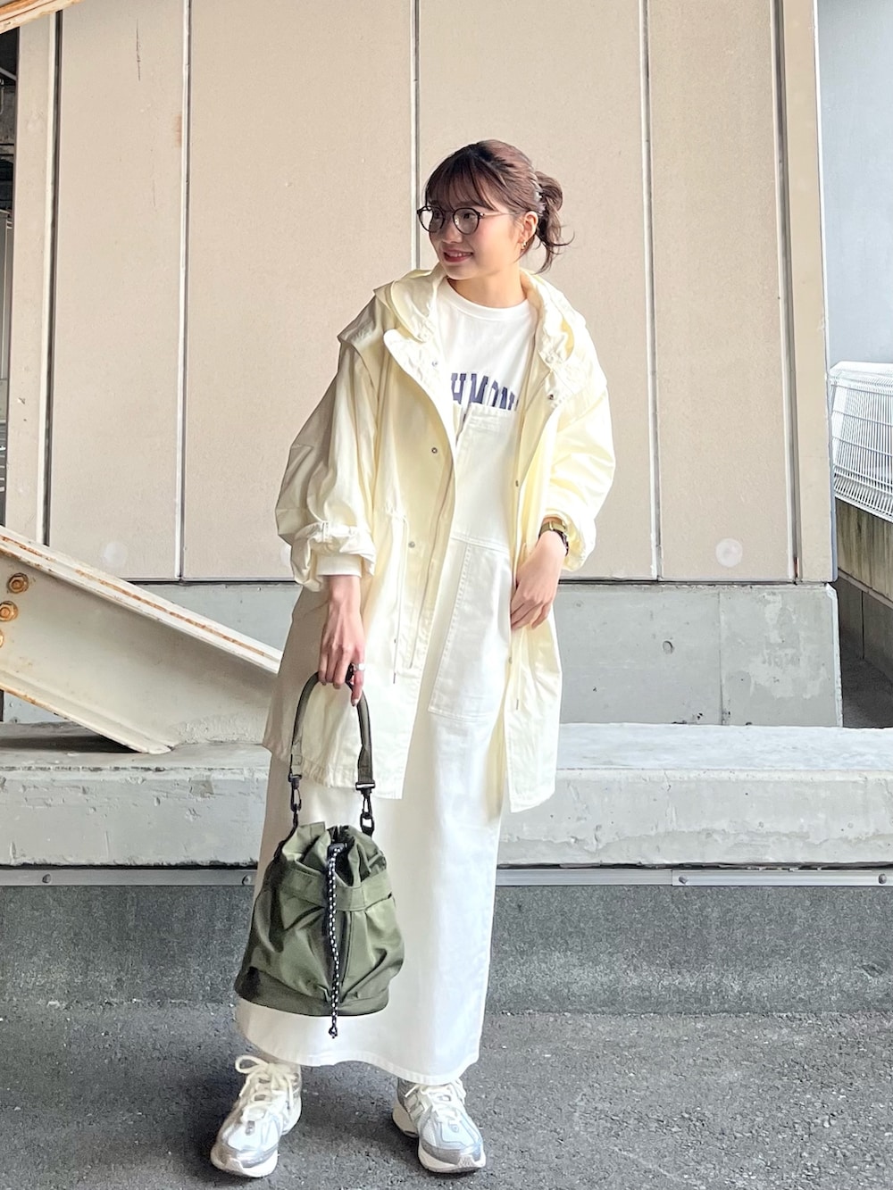 ホワイト系のワンピース、ホワイト系のTシャツ/カットソー、ベージュ系のモッズコートを着用したレディースの冬コーディネートの2枚目の写真