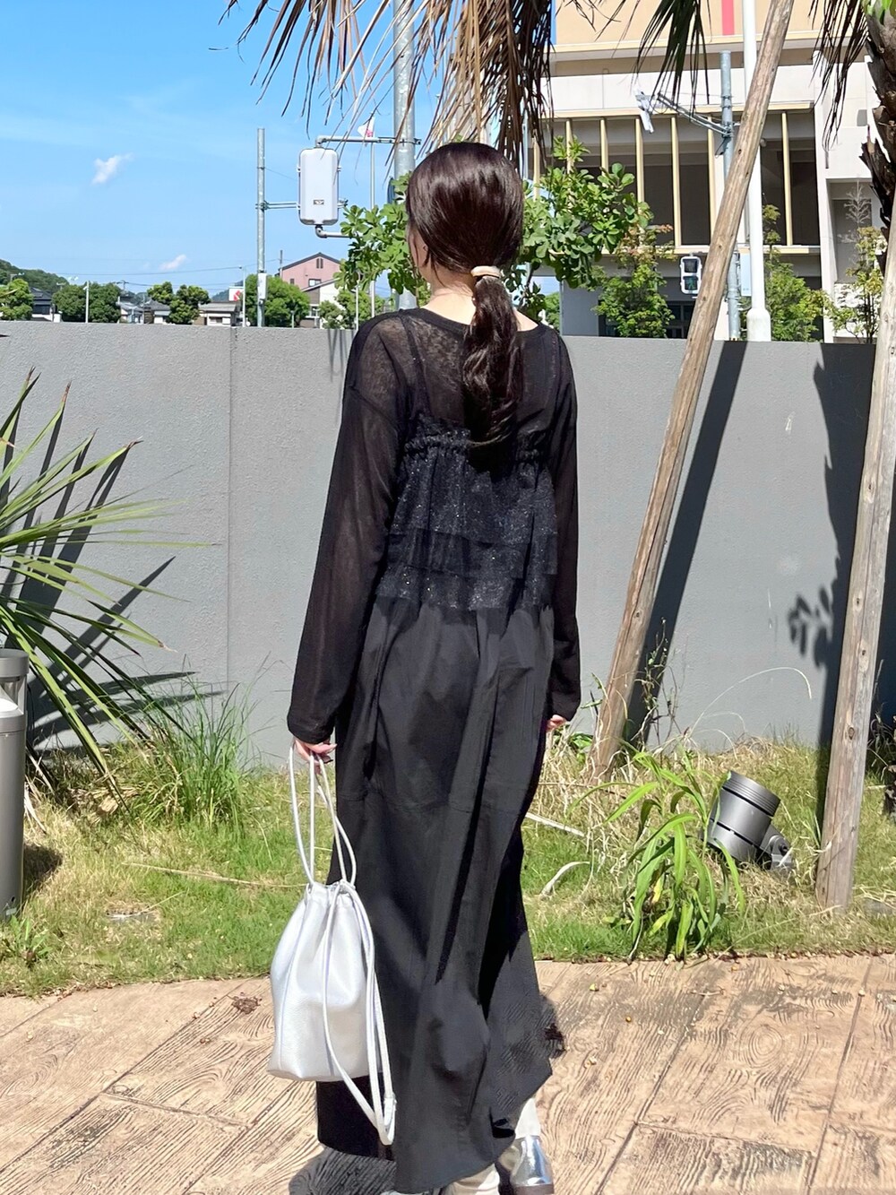 ブラック系のその他トップス、ブラック系のTシャツ/カットソー、ブルー系のスカートを着用したレディースの夏コーディネートの3枚目の写真