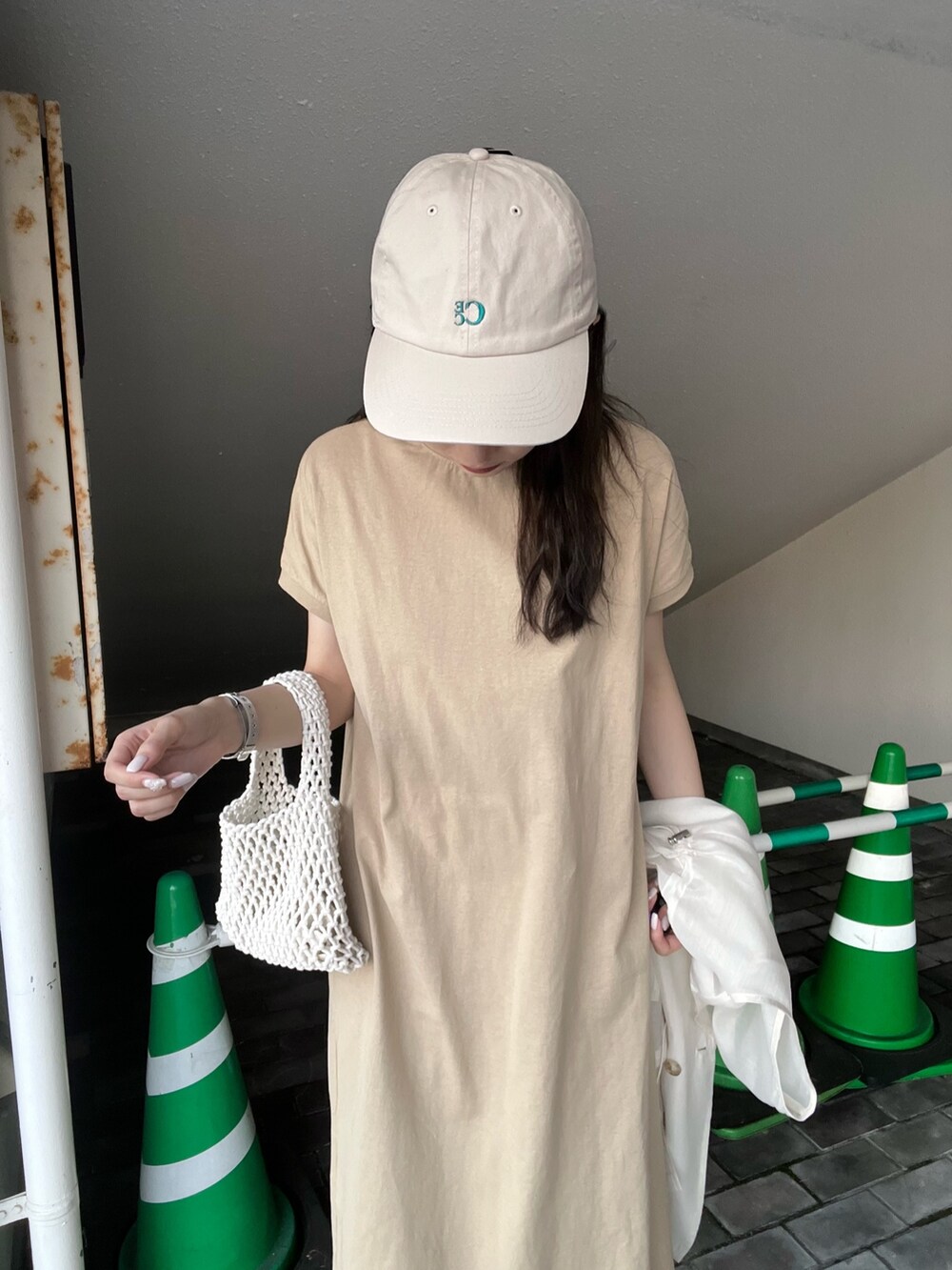 ベージュ系のワンピース、ベージュ系のその他パンツ、ホワイト系のパンプスを着用したレディースの春コーディネートの5枚目の写真