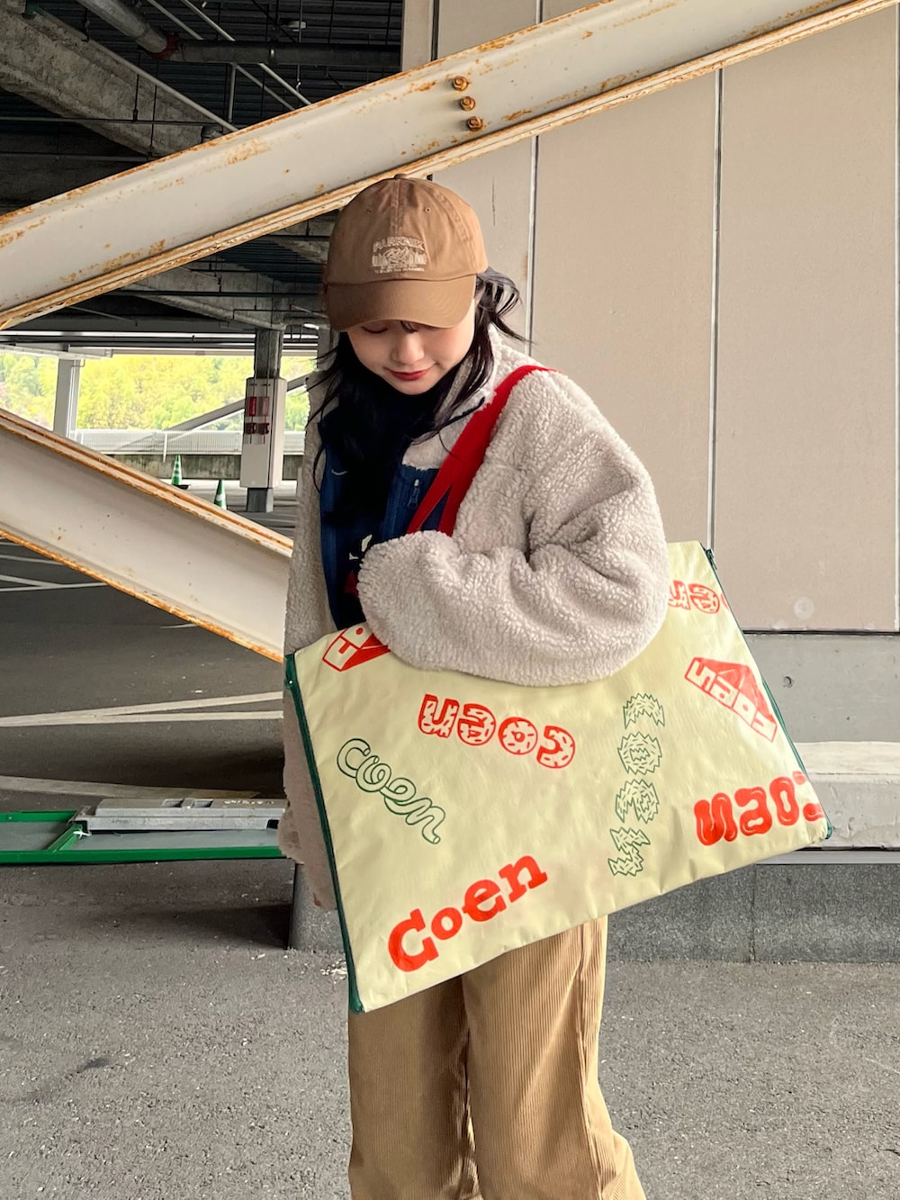 ベージュ系のブルゾン、ブルー系のスウェット、ベージュ系のその他パンツを着用したレディースの冬コーディネートの3枚目の写真