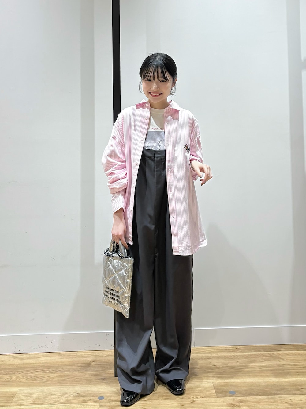 「ロンT、シャツスタイル、春服コーデ、お出かけコーデ、大人カジュアルコーデ、シャツ/ブラウス、ピンクシャツ、ストライプシャツ、オールインワン、ローファー、春コーデ、プリントT、オーバーサイズ、きれいめカジュアル、オーバーオール」｜「PENNEYSのPenneys（ぺニーズ）別注フォトプリントロングスリーブＴシャツ（Tシャツ/カットソー、その他）」を使った、ユウカさん（レディース・158cm）の春コーディネートの3枚目の写真