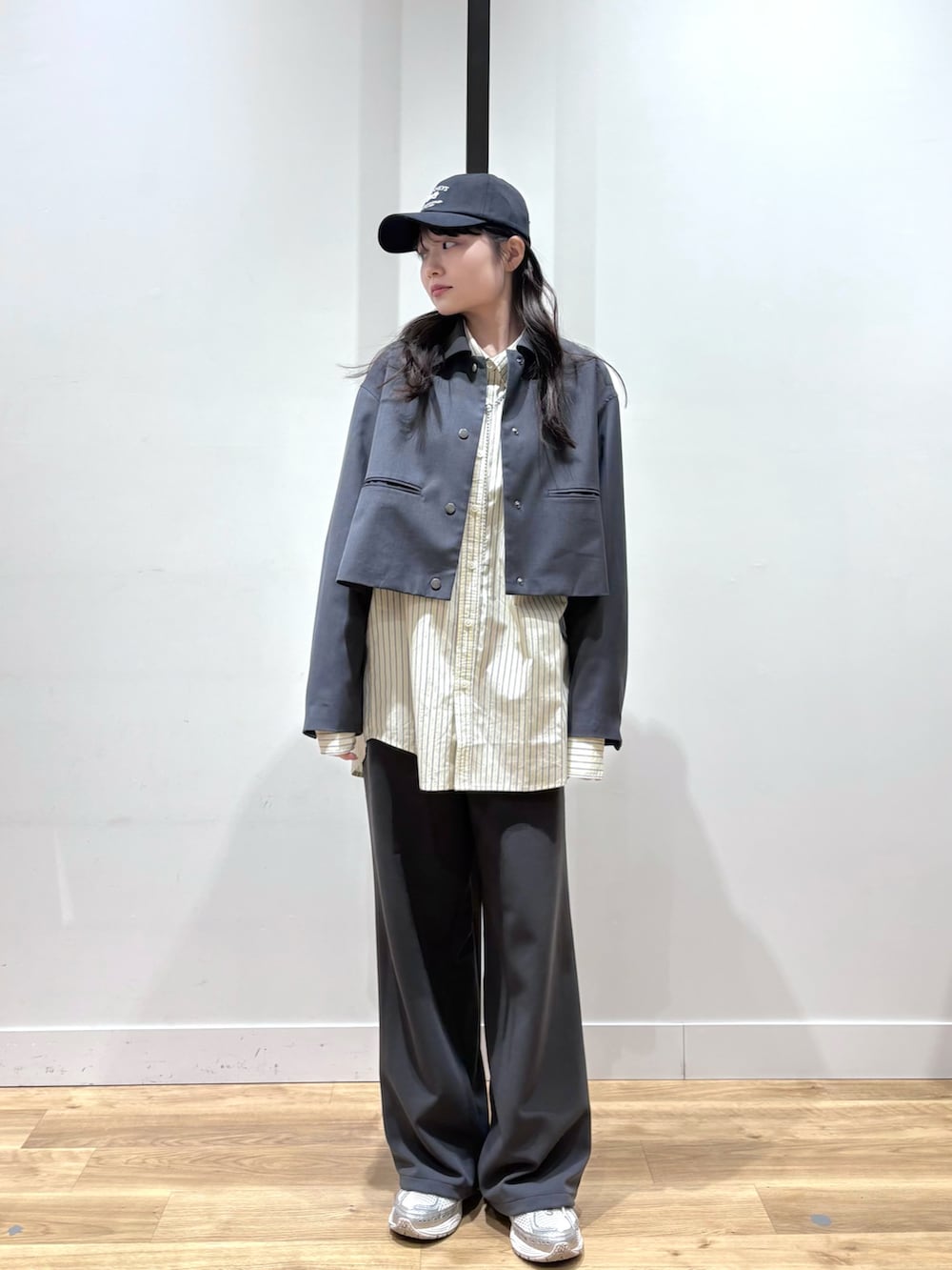 グレー系のテーラードジャケット、ベージュ系のシャツ/ブラウス、グレー系のスラックスを着用したレディースの春コーディネートの4枚目の写真