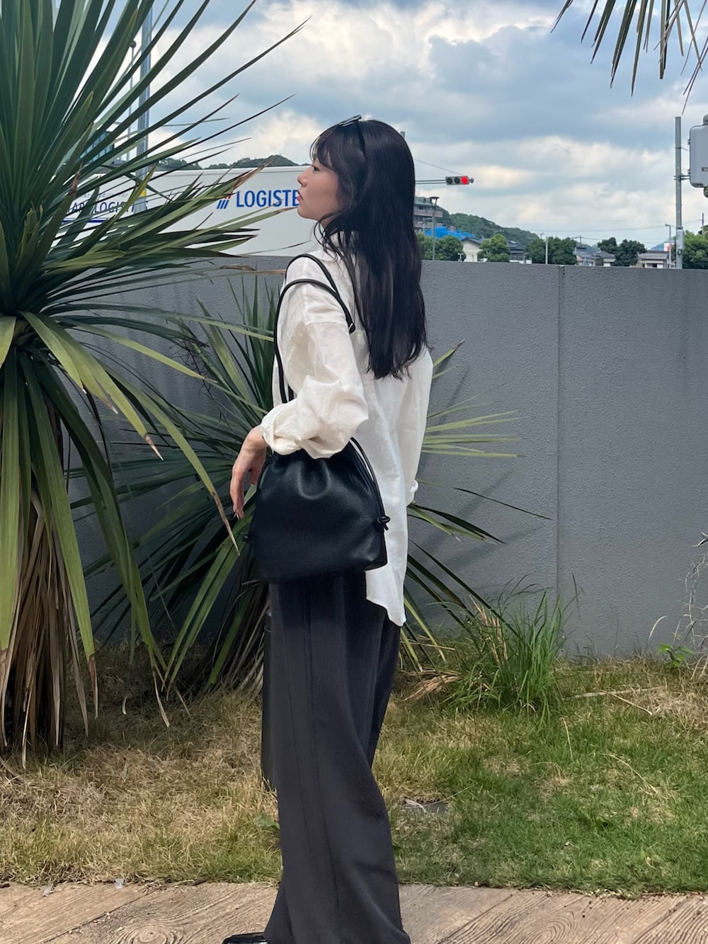 ベージュ系のシャツ/ブラウス、ホワイト系のキャミソール、グレー系のスラックスを着用したレディースの夏コーディネートの2枚目の写真