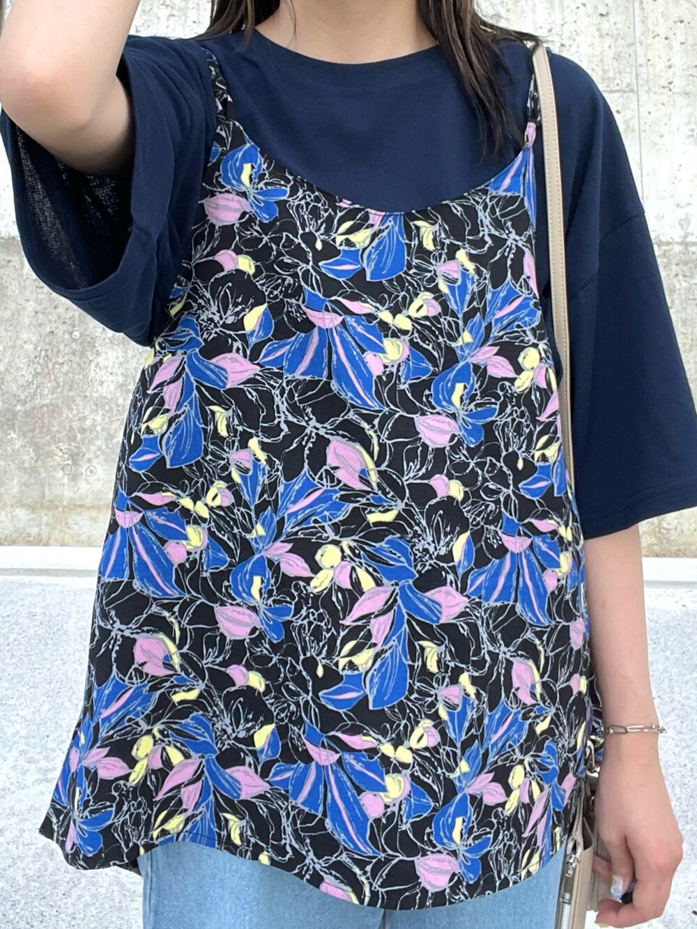 ブラック系のキャミソール、ブルー系のTシャツ/カットソー、ブルー系のデニムパンツを着用したレディースの夏コーディネートの3枚目の写真