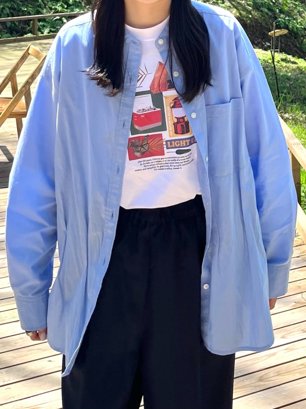 その他のTシャツ/カットソー、ブルー系のシャツ/ブラウス、ブルー系のスラックスを着用したレディースの春コーディネートの2枚目の写真