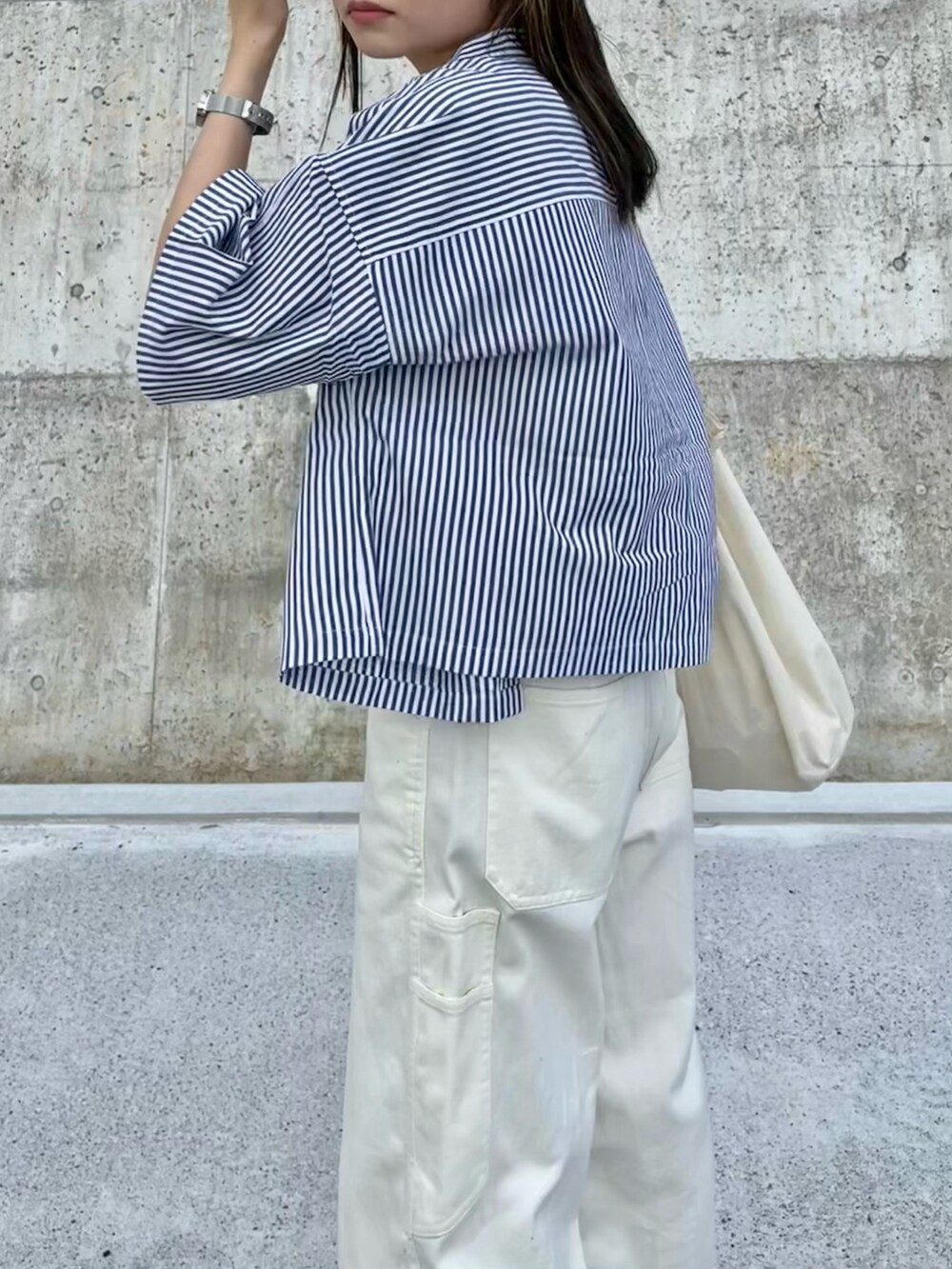 ホワイト系のパンツ、ブラック系のサンダル、その他のシャツ/ブラウスを着用したレディースの夏コーディネートの3枚目の写真