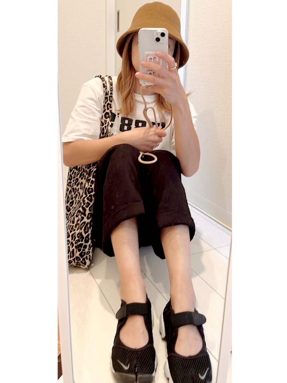 ブラック系のスラックス、その他のトートバッグ、ホワイト系のTシャツ/カットソーを着用したレディースの秋コーディネートの2枚目の写真