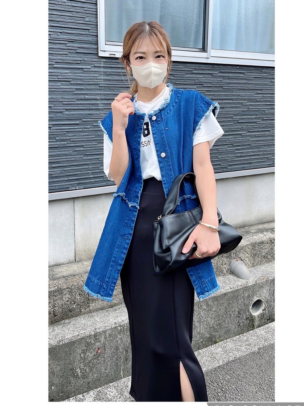 ブルー系のデニムジャケット、ブラック系のスカート、ブラック系のその他シューズを着用したレディースの秋コーディネートの2枚目の写真