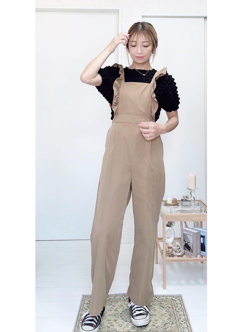 ブラック系のスニーカー、その他のトートバッグ、ベージュ系のサロペット/オーバーオールを着用したレディースの秋コーディネートの2枚目の写真