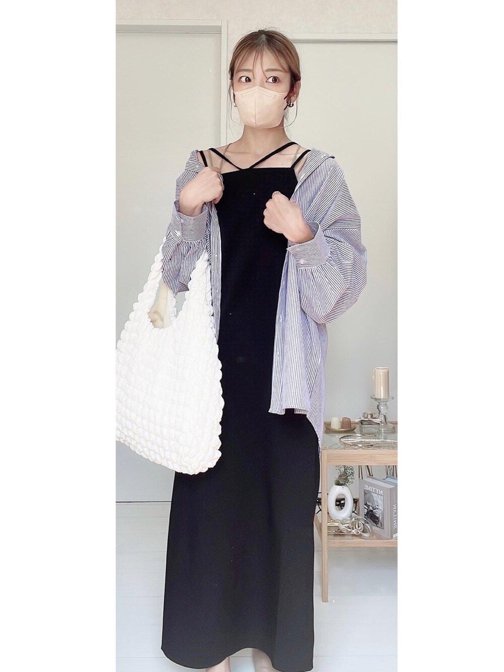 ブラック系のその他シューズ、ブラック系のワンピース、パープル系のシャツ/ブラウスを着用したレディースの秋コーディネートの2枚目の写真