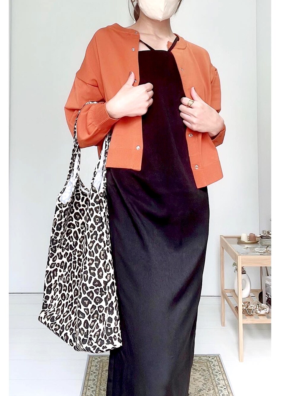 ブラック系のワンピース、オレンジ系のカーディガン/ボレロ、ブラック系のその他シューズを着用したレディースの秋コーディネートの3枚目の写真