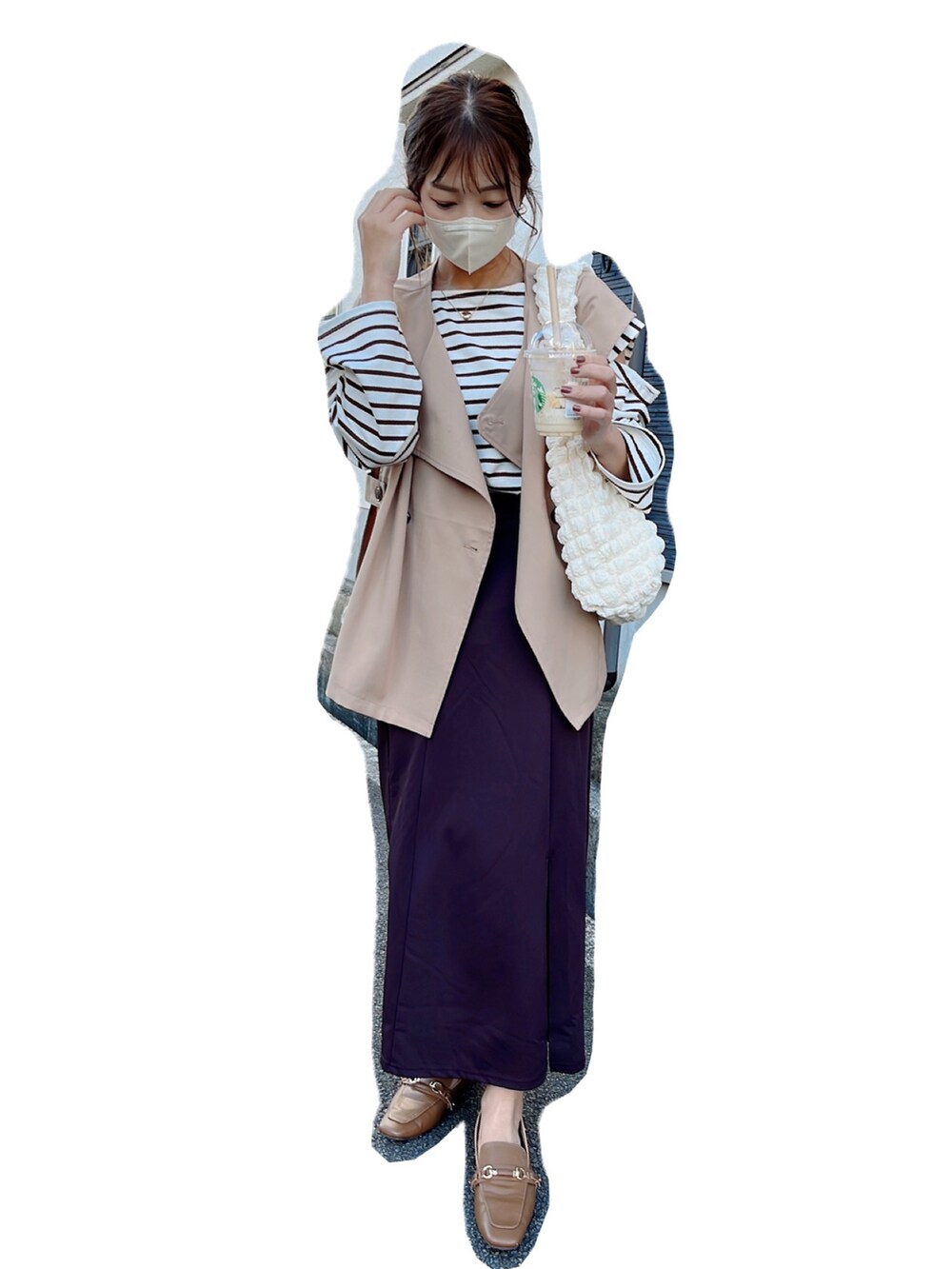 ベージュ系のその他アウター、その他のTシャツ/カットソー、ブラウン系のスカートを着用したレディースの秋コーディネートの2枚目の写真