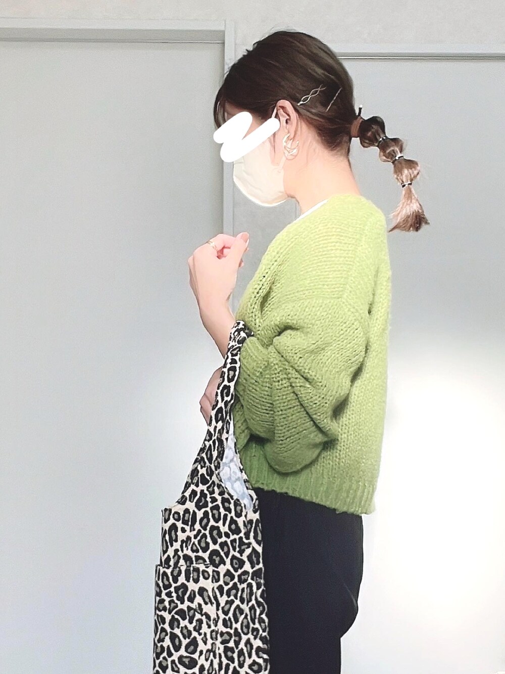 ホワイト系のキャミソール、グリーン系のカーディガン/ボレロ、ブラック系のその他パンツを着用したレディースの秋コーディネートの4枚目の写真