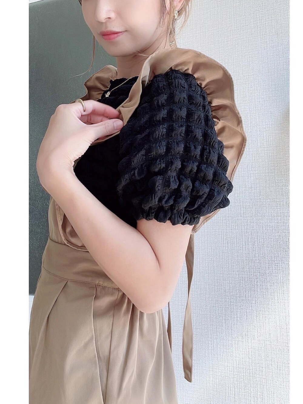 ブラック系のスニーカー、その他のトートバッグ、ベージュ系のサロペット/オーバーオールを着用したレディースの秋コーディネートの4枚目の写真