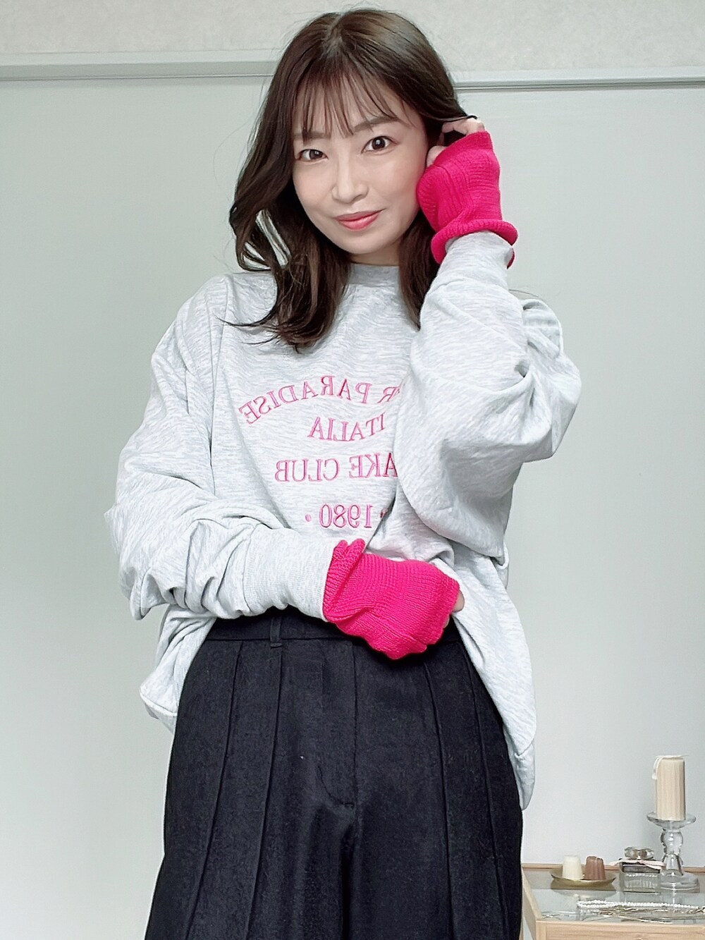 ブラック系のスラックス、ブルー系のジャケット/アウター、ピンク系のニット/セーターを着用したレディースの秋コーディネートの2枚目の写真