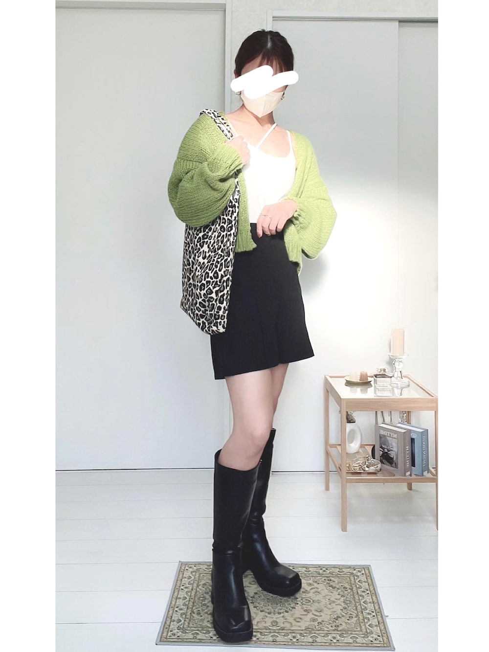 ホワイト系のキャミソール、グリーン系のカーディガン/ボレロ、ブラック系のその他パンツを着用したレディースの秋コーディネートの2枚目の写真