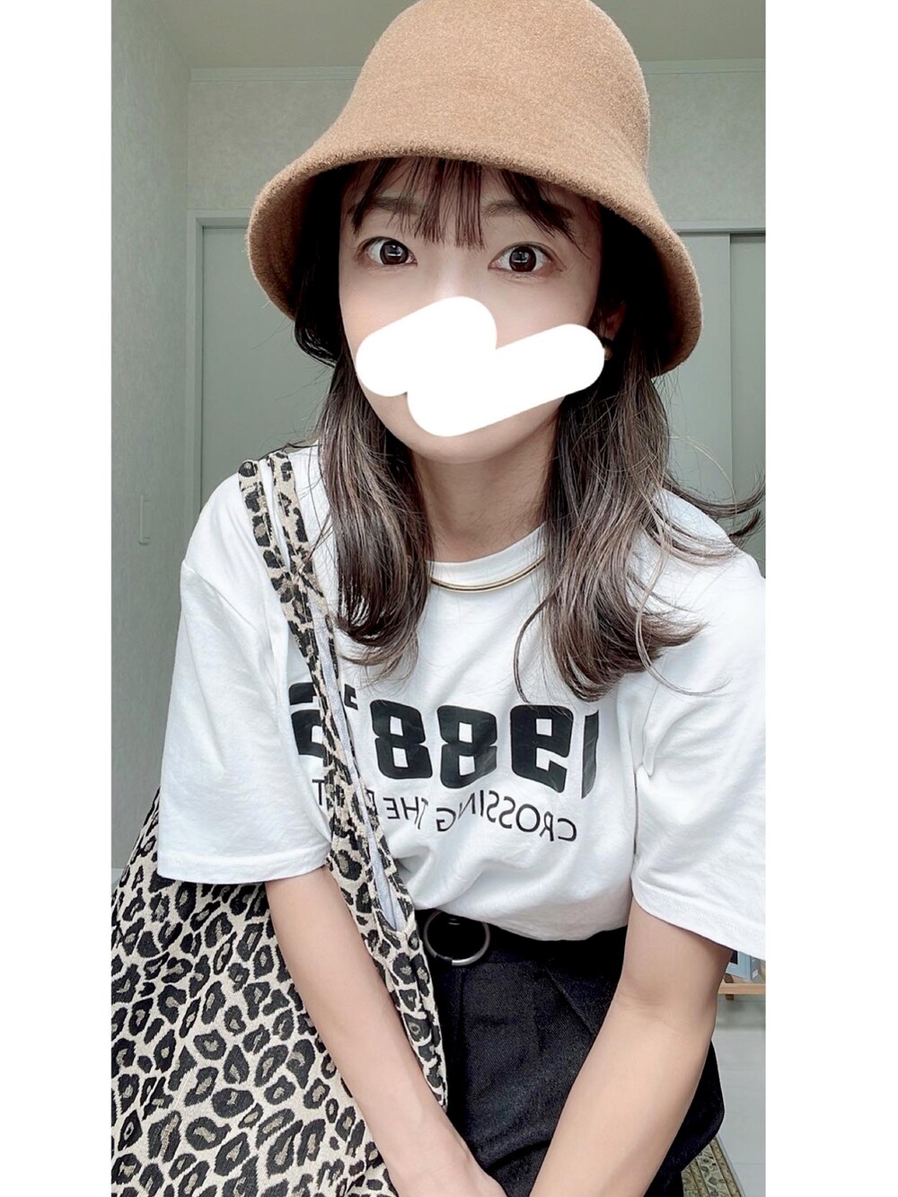 ブラック系のスラックス、その他のトートバッグ、ホワイト系のTシャツ/カットソーを着用したレディースの秋コーディネートの3枚目の写真