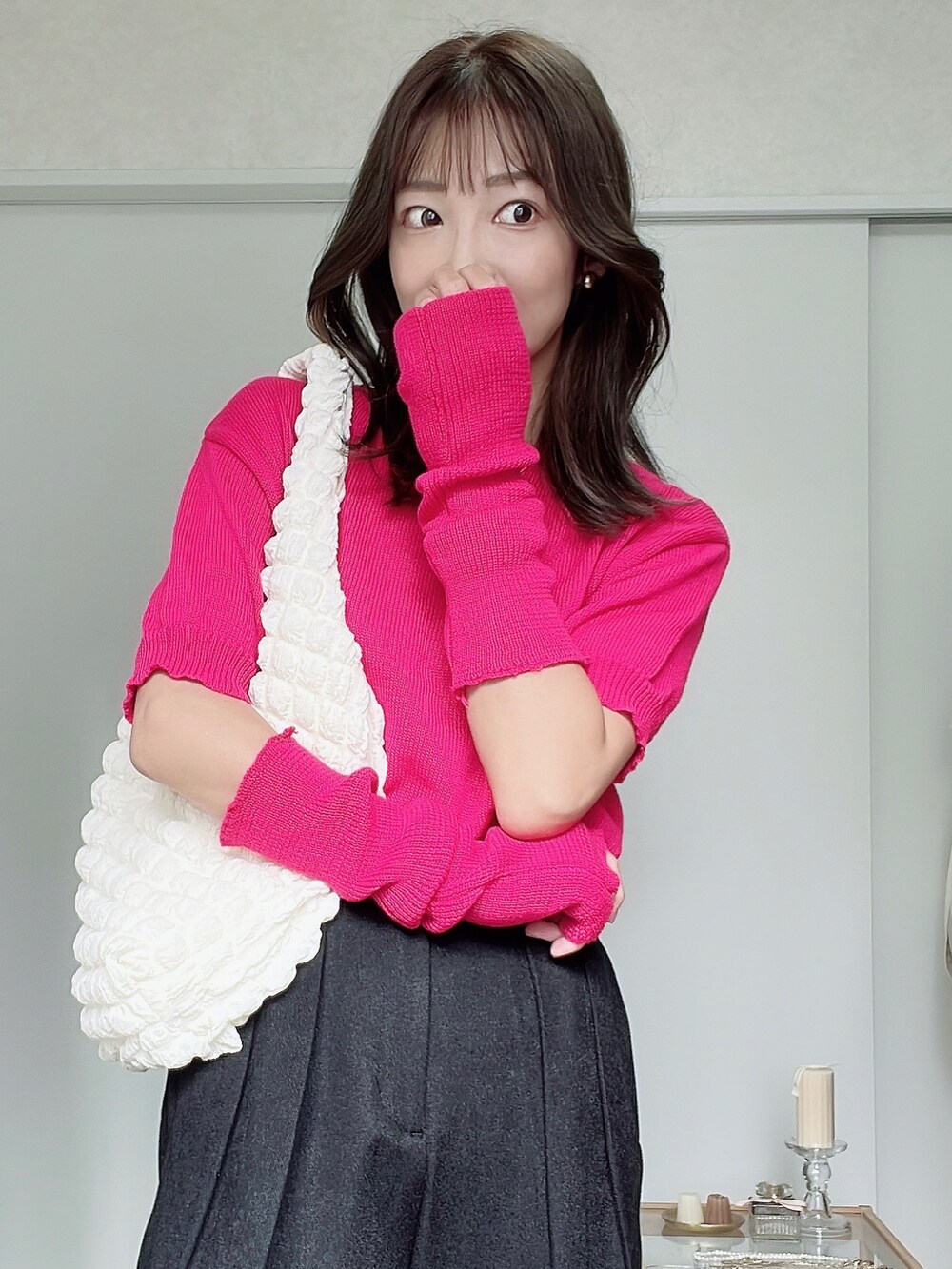 ブラック系のスラックス、ブルー系のジャケット/アウター、ピンク系のニット/セーターを着用したレディースの秋コーディネートの3枚目の写真