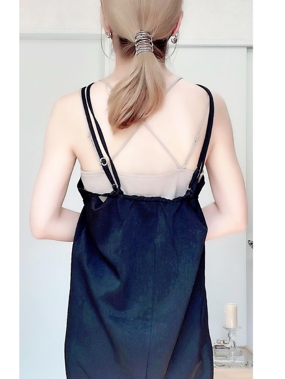 ブラック系のその他シューズ、ブラック系のワンピース、パープル系のシャツ/ブラウスを着用したレディースの秋コーディネートの4枚目の写真