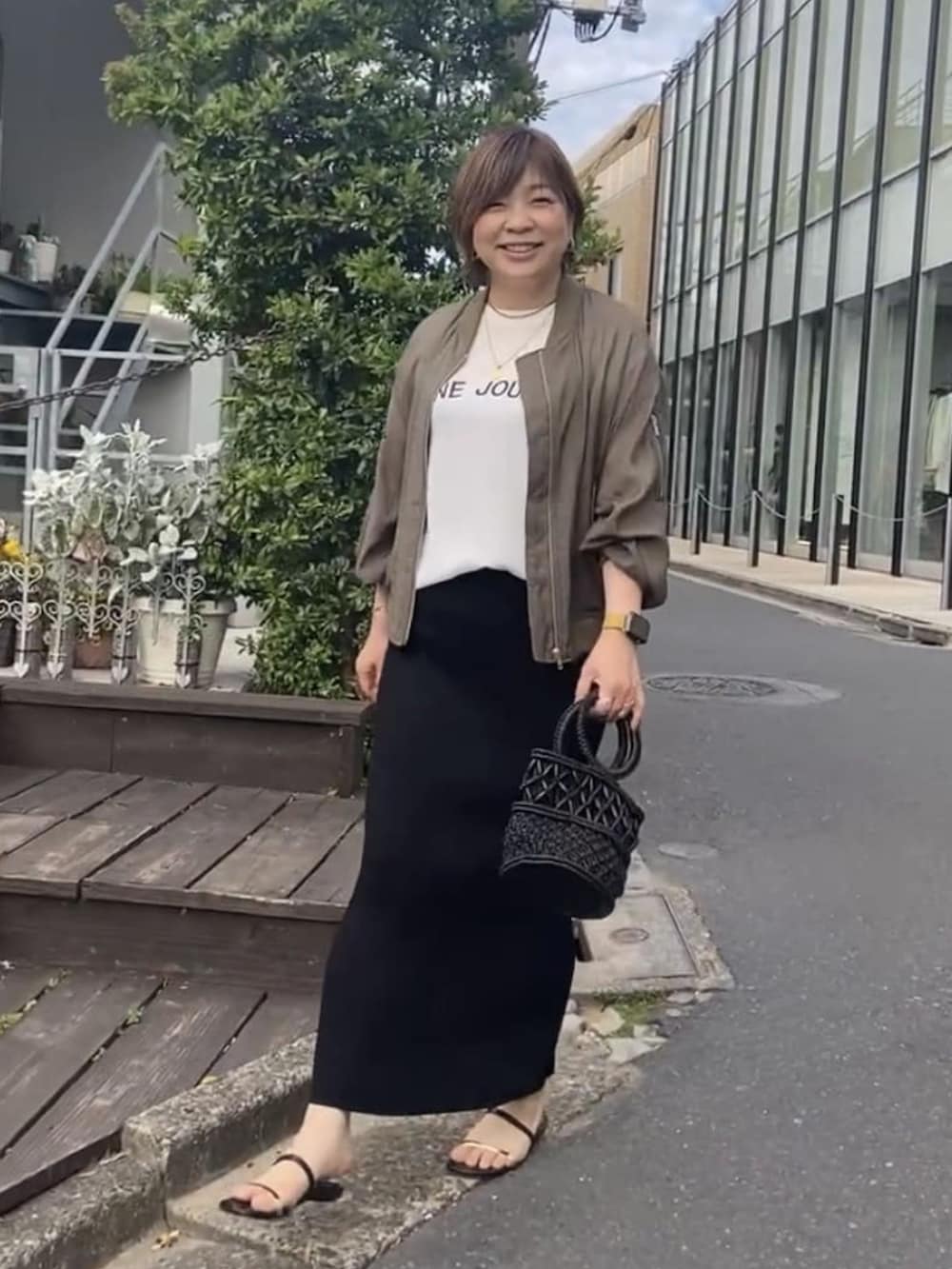 「いまどきジャケット写真、春、今日のコーデ、シンプル、大人コーデ、シンプルコーデ、パンツコーデ、お洒落さんとつながりたい、夏コーデ、おでかけコーデ、大人カジュアル、大人かわいい、フェミニン、ブラック」｜「RIVE DROITEの軽やかな着心地が人気/シアーブルゾン（ミリタリージャケット、グリーン系）」を使った、yosshiiiiiiさん（骨格ストレート・レディース・165cm）の春コーディネートの2枚目の写真