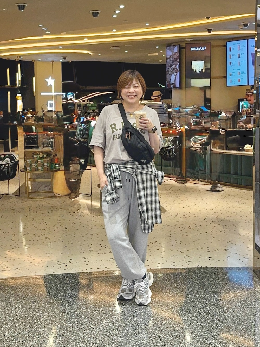 「レイヤードスタイル、大人かわいい、楽チンコーデ、夏コーデ、大人コーデ、旅行、旅行コーデ、旅行スタイル、旅行中、旅行style、Tシャツ、Tシャツコーデ、tシャツ、40代ファッション、40代」｜「RIVE DROITEの【Yossshiiii企画/即完売につき再販売/新色追加】R.D.S.CロゴTe（Tシャツ/カットソー、ブラウン系）」を使った、yosshiiiiiiさん（骨格ストレート・レディース・165cm）の夏コーディネートの4枚目の写真