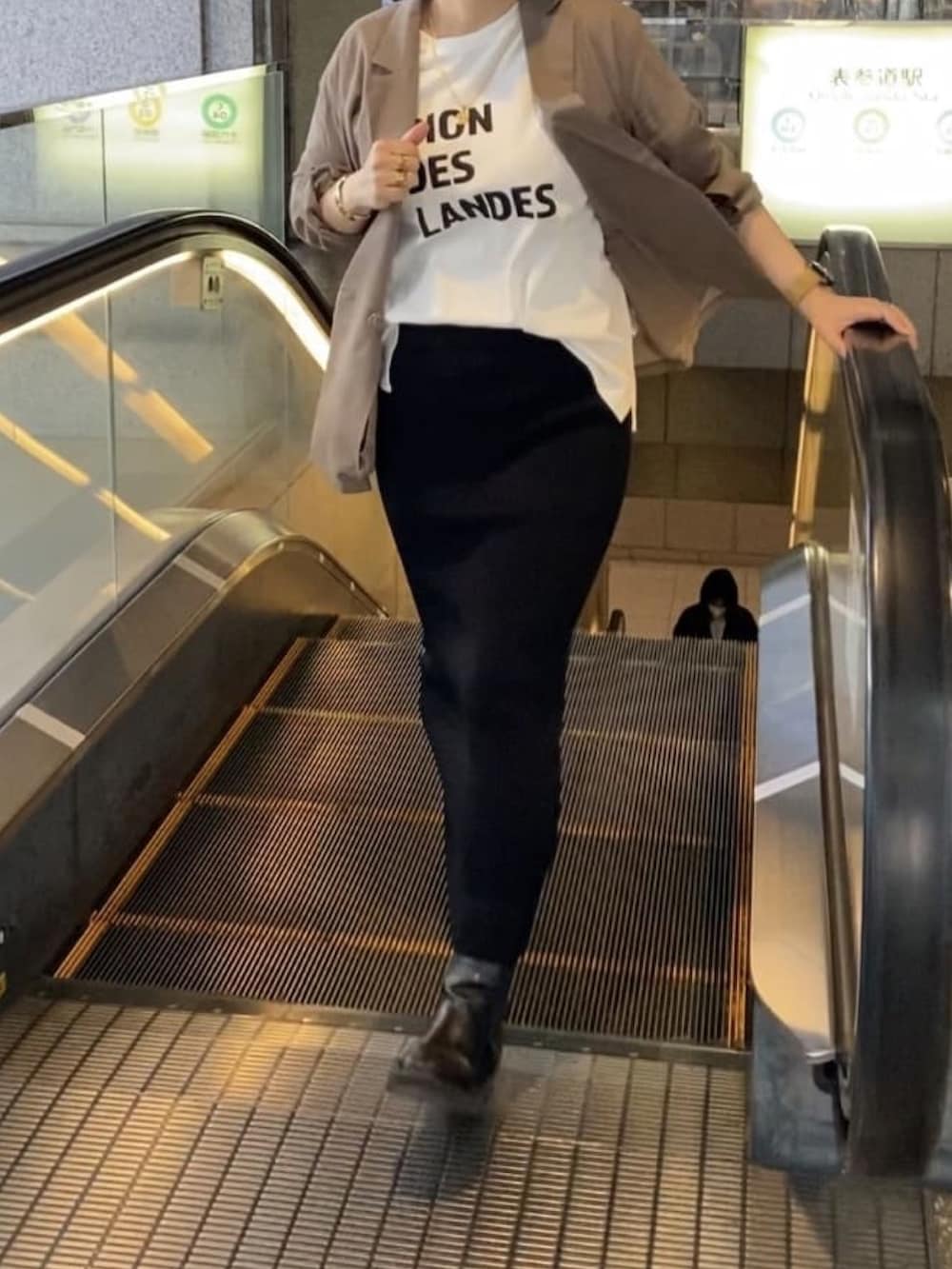 「カジュアルコーデ、大人女子、キレイめカジュアル、楽チンコーデ、いまどきジャケット写真、黒、ジャケット、Tシャツ、ショートブーツ」｜「RIVE DROITEのシャツ感覚で着れてトレンド感抜群/スリットスリーブテーラードジャケット（テーラードジャケット、グリーン系）」を使った、yosshiiiiiiさん（骨格ストレート・レディース・165cm）の春コーディネートの3枚目の写真