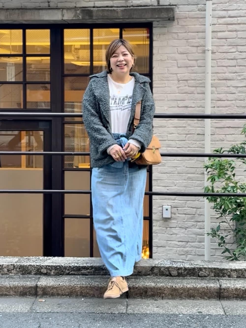 グレー系のその他アウター、ホワイト系のTシャツ/カットソー、ブルー系のシャツワンピースを着用したレディースの秋コーディネートの3枚目の写真