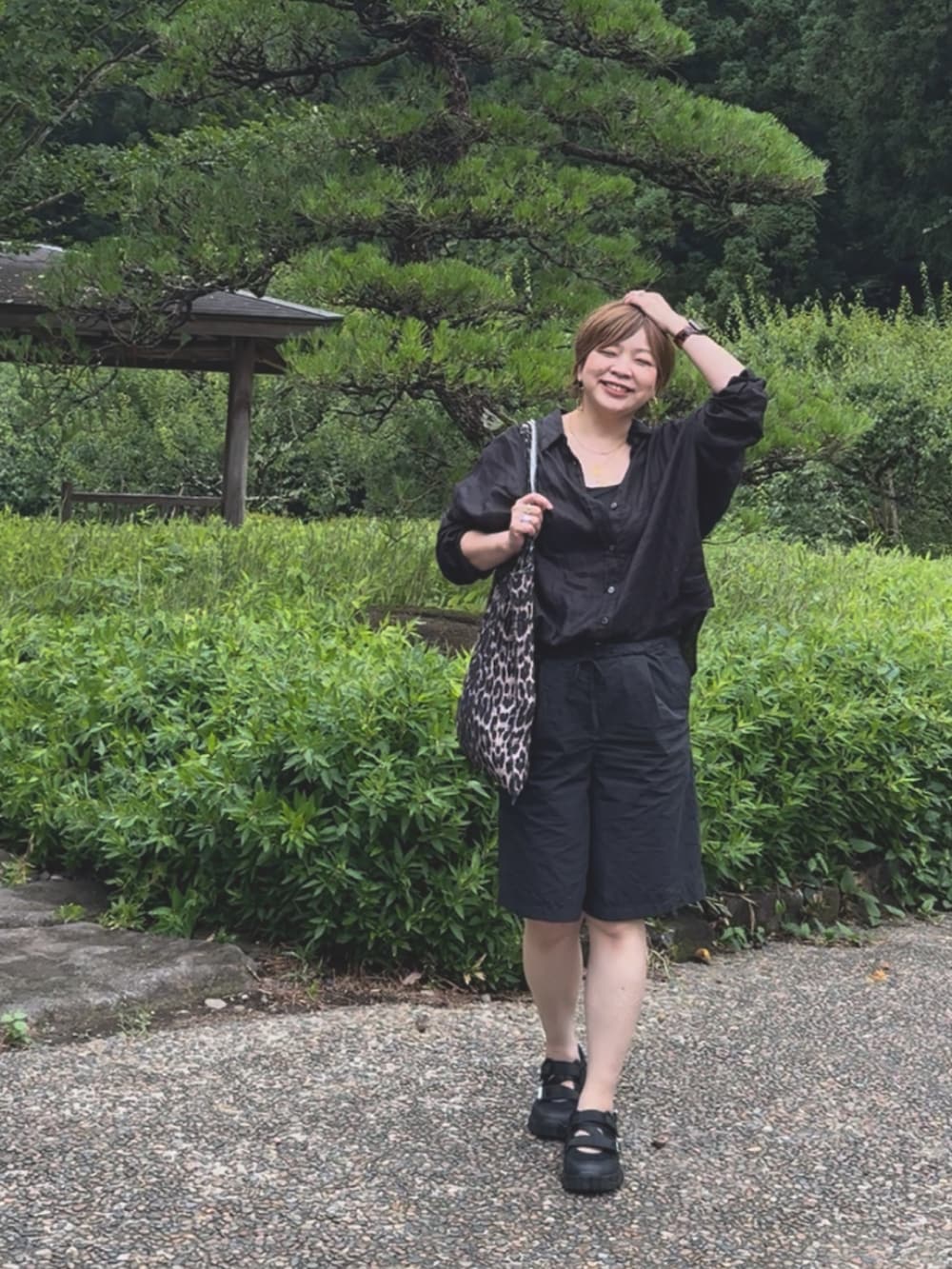 「夏ルックで気分アップ、大人カジュアルコーデ、ラクチンコーデ、おでかけ服、ワントーンコーデ、楽チンコーデ、リラックススタイル、40代ファッション、高身長女子、高身長コーデ、シンプルカジュアル、骨格ストレート、40代女性、40代コーデ、ハーフパンツ」｜「RIVE DROITEの予約【ベストセラー/7色展開/夏まで活躍】リネンワイドシャツ（シャツ/ブラウス、ブラック系）」を使った、yosshiiiiiiさん（骨格ストレート・レディース・165cm）の夏コーディネートの3枚目の写真