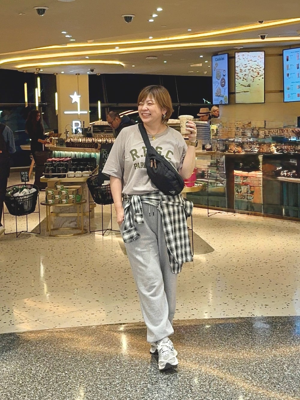 「レイヤードスタイル、大人かわいい、楽チンコーデ、夏コーデ、大人コーデ、旅行、旅行コーデ、旅行スタイル、旅行中、旅行style、Tシャツ、Tシャツコーデ、tシャツ、40代ファッション、40代」｜「RIVE DROITEの【Yossshiiii企画/即完売につき再販売/新色追加】R.D.S.CロゴTe（Tシャツ/カットソー、ブラウン系）」を使った、yosshiiiiiiさん（骨格ストレート・レディース・165cm）の夏コーディネートの2枚目の写真