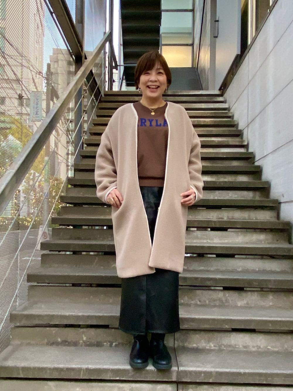 「服とコスメでなりたい自分に、大人カジュアル、秋冬コーデ、冬のコーデ、おしゃれさんと繋がりたい、クリスマスに着たい服、冬アウター、シンプル、大人かわいい、休日コーデ、ブーツ、ボア、ボアコート、RIVEDROITE、リブドロワ」｜「RIVE DROITEの予約【セットフェア対象】ロゴスエット（スウェット、ブラウン系）」を使った、yosshiiiiiiさん（骨格ストレート・レディース・165cm）の冬コーディネートの2枚目の写真