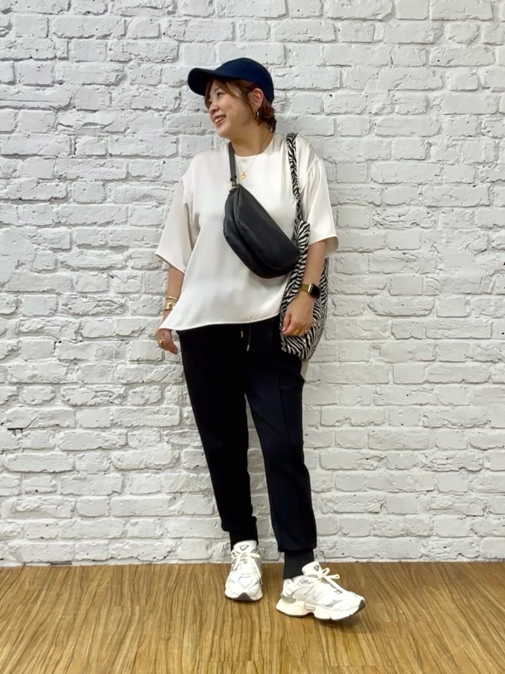 ブラック系のその他パンツ、ホワイト系のシャツ/ブラウス、ブラック系のトートバッグを着用したレディースの秋コーディネートの2枚目の写真