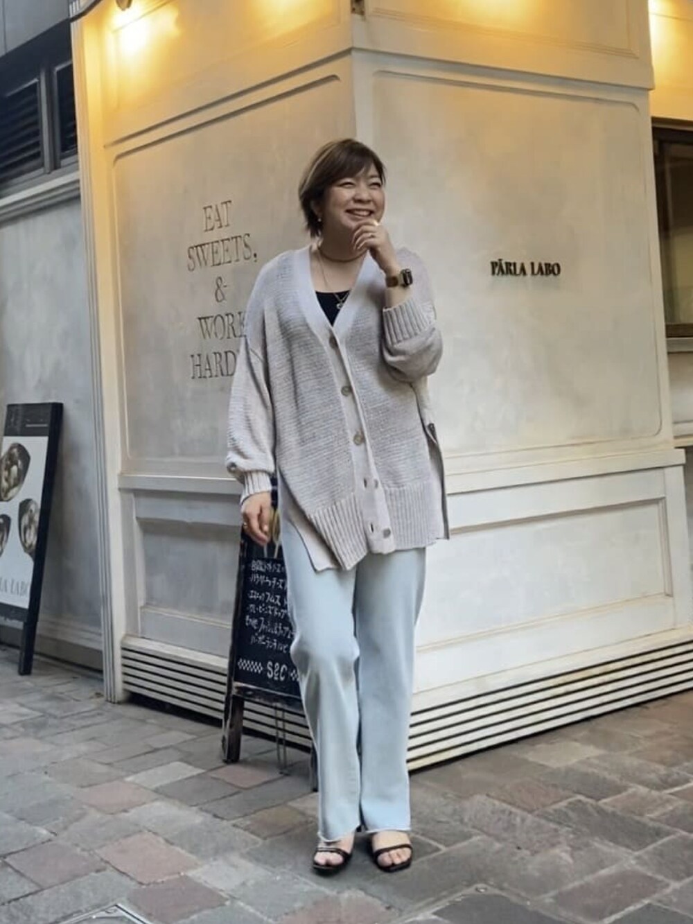 「春夏コーデ、カジュアルコーデ、オトナ女子、休日コーデ、きれいめカジュアル、シンプル、ラクチンコーデ、パンツスタイル、カーディガン、グレー、モノトーンコーデ、細見えコーデ、細見えパンツ」｜「RIVE DROITEの予約【さらっと着れてロングシーズン活躍する】サイドスリット２WAYカーディガン（カーディガン/ボレロ、グレー系）」を使った、yosshiiiiiiさん（骨格ストレート・レディース・165cm）の春コーディネートの3枚目の写真