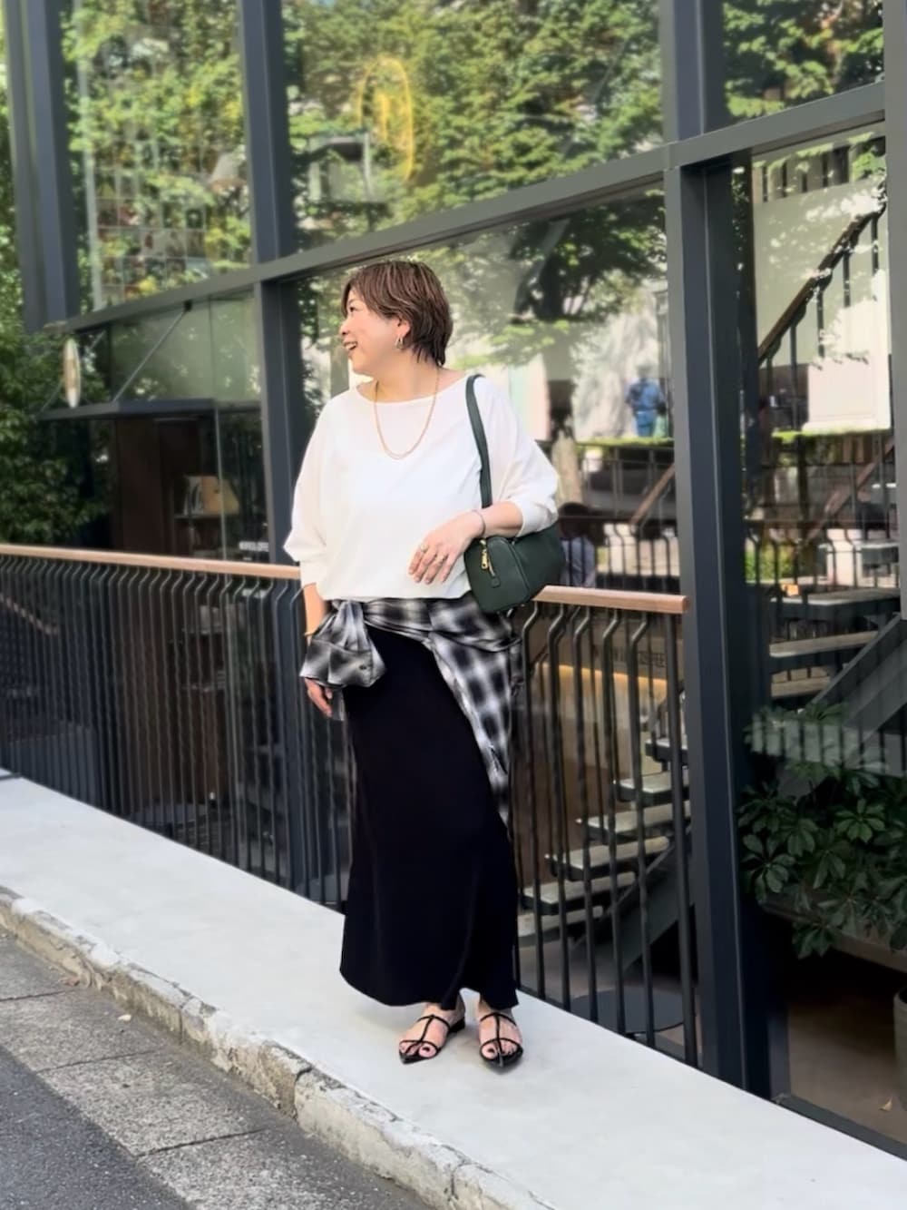 「夏服コーデ、ゆるコーデ、涼しいコーデ、ラフコーデ、シンプルスタイル、夏服、夏コーデ、骨格ストレート、高身長女子、高身長コーデ、高身長コーディネート、40代ファッション、40代女性、40代コーデ、ひんやり素材」｜「RIVE DROITEのリブ付きジョーゼットドルマンブラウス（シャツ/ブラウス、ホワイト系）」を使った、yosshiiiiiiさん（レディース・165cm）の夏コーディネートの4枚目の写真