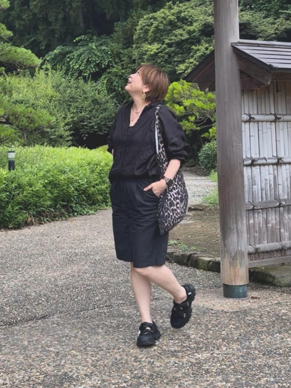 「夏ルックで気分アップ、大人カジュアルコーデ、ラクチンコーデ、おでかけ服、ワントーンコーデ、楽チンコーデ、リラックススタイル、40代ファッション、高身長女子、高身長コーデ、シンプルカジュアル、骨格ストレート、40代女性、40代コーデ、ハーフパンツ」｜「RIVE DROITEの予約【ベストセラー/7色展開/夏まで活躍】リネンワイドシャツ（シャツ/ブラウス、ブラック系）」を使った、yosshiiiiiiさん（骨格ストレート・レディース・165cm）の夏コーディネートの2枚目の写真