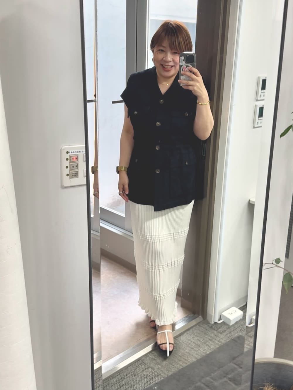 「春服コーデ、大人カジュアルコーデ、大人可愛い、ゆるコーデ、大人コーデ、春先取り、スカートスタイル、40代ファッション、40代、40代コーデ、サファリ、サファリスタイル、サファリコーデ、サファリシャツ」｜「RIVE DROITEの予約【セットアップ対応】ウエービーリブスカート（スカート、ホワイト系）」を使った、yosshiiiiiiさん（骨格ストレート・レディース・165cm）の春コーディネートの2枚目の写真