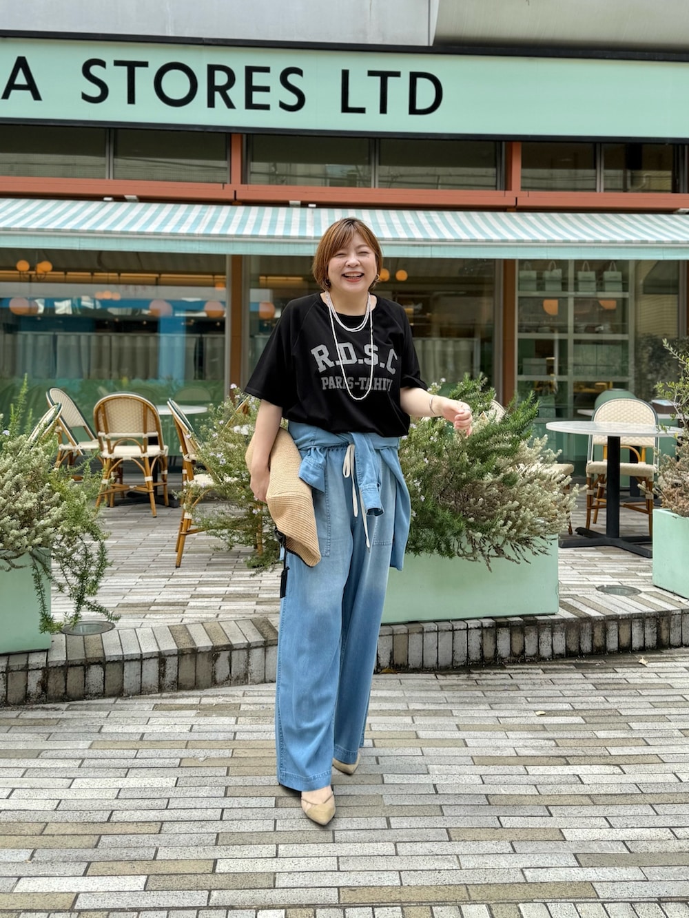 「セットアップ、大人カジュアルコーデ、大人カジュアル、オトナカジュアル、Tシャツ×デニム、Tシャツコーデ、Tシャツ、ドロストパンツ、ドロスト、デニムパンツ、骨格ストレート、40代ファッション、40代女性、40代コーデ、夏だ！Tシャツ着よう！」｜「RIVE DROITEの【Yossshiiii企画/即完売につき再販売/新色追加】R.D.S.CロゴTe（Tシャツ/カットソー、ブラック系）」を使った、yosshiiiiiiさん（骨格ストレート・レディース・165cm）の春コーディネートの2枚目の写真