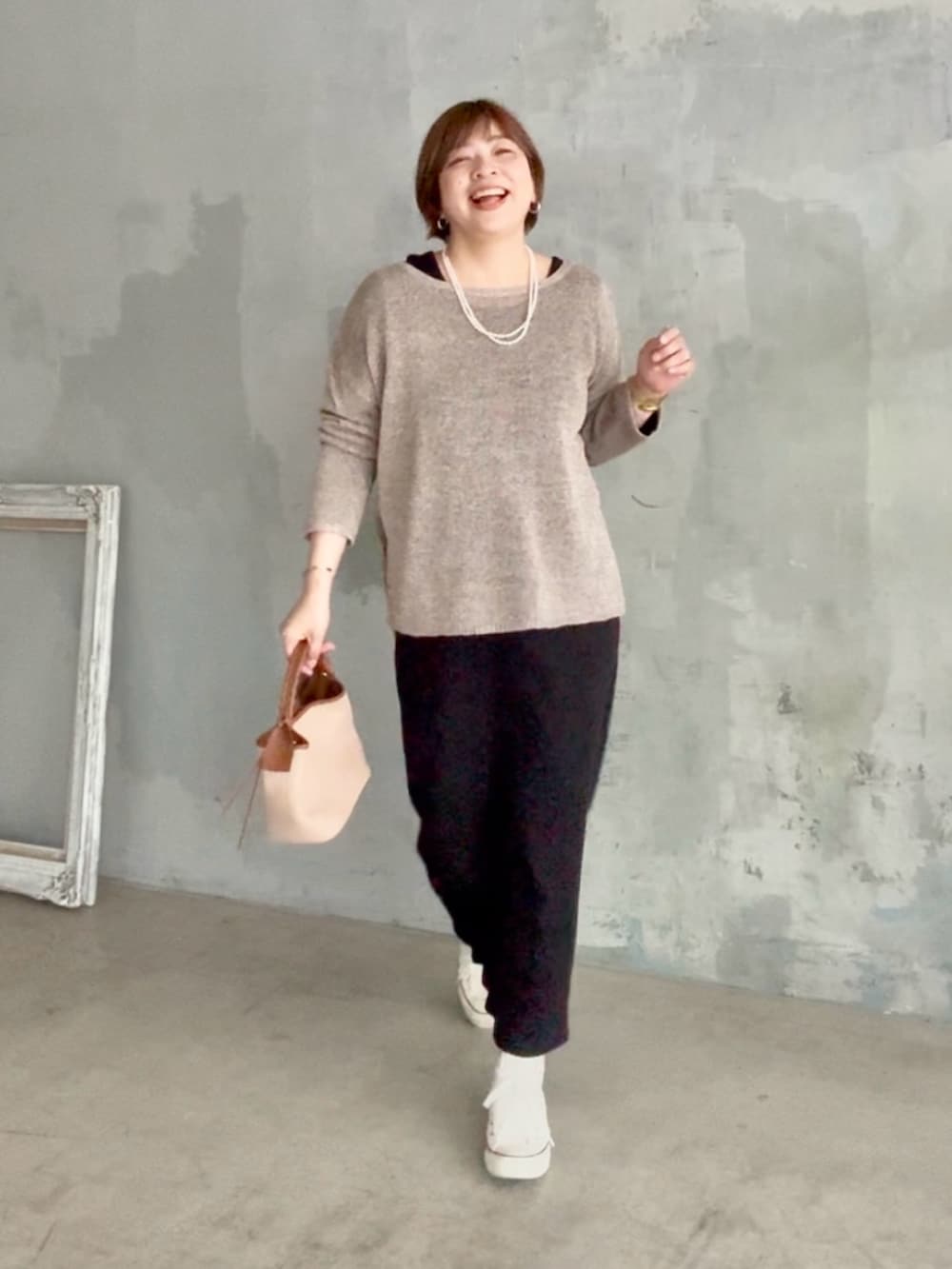 「お出かけスタイル、リラックススタイル、大人かわいい、ブラック、骨格ストレート、イエベ秋、40代ファッション、40代、40代女性、40代コーデ、ワンピース、ワンピーススタイル、着痩せ・細見え、着痩せコーデ、着痩せワンピース」｜「RIVE DROITEの【さらっと着やすい】メランジルーズニット（ニット/セーター、ブラウン系）」を使った、yosshiiiiiiさん（骨格ストレート・レディース・165cm）の春コーディネートの3枚目の写真