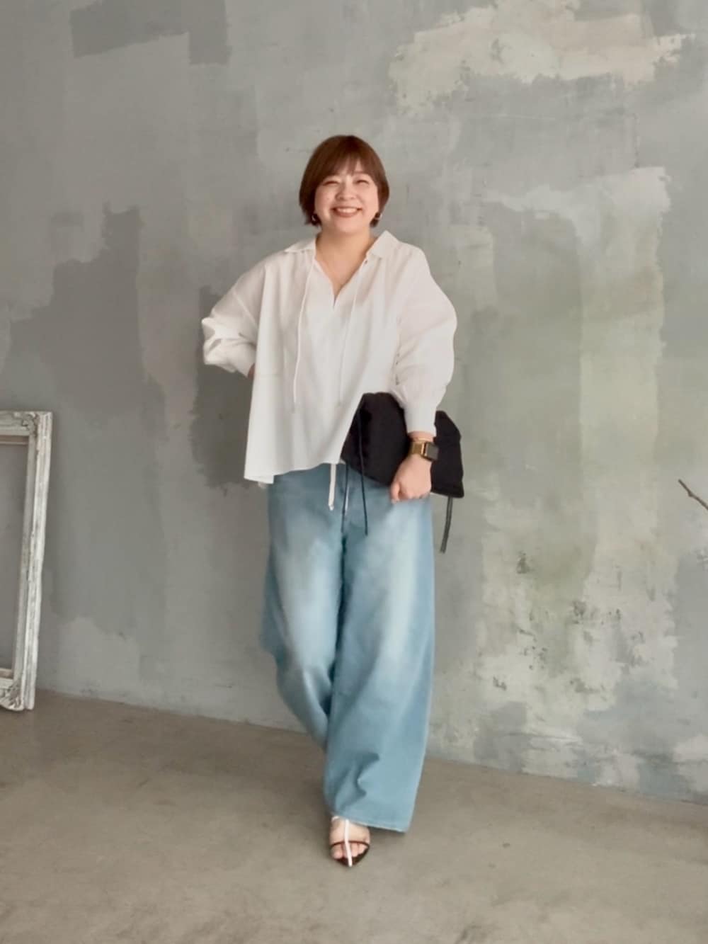 「休日、アラフィフコーデ、デニムコーデ、デニム、ブラウス、ブラウス×デニム、ブラウスコーデ、ブラウス×パンツ、ブラウスが主役の春コーデ、40代ファッション、40代女性、40代コーデ、イエベ秋、骨格ストレート、デニムパンツ」｜「RIVE DROITEの予約【こなれ感抜群】ドロストルーズデニム（デニムパンツ、ブルー系）」を使った、yosshiiiiiiさん（骨格ストレート・レディース・165cm）の春コーディネートの3枚目の写真