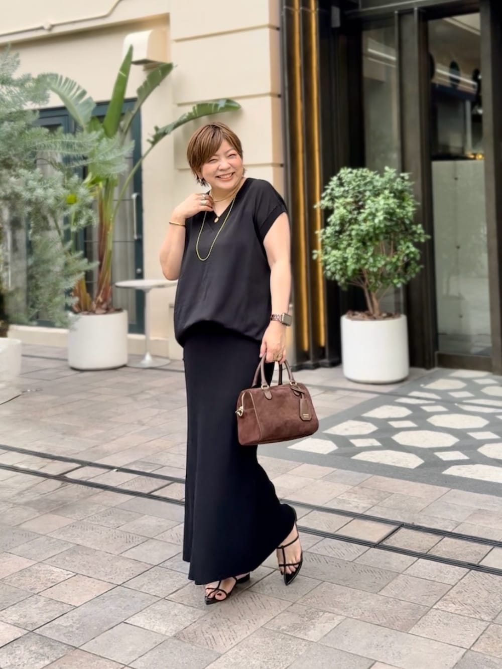 「セットアップ、ブラックコーデ、夏コーデ、大人カジュアルコーデ、骨格ストレート、40代ファッション、40代、40代女性、40代コーデ、ひんやり、ひんやり素材、ひんやりニット、ひんやりスカート」｜「RIVE DROITEの【ひんやりタッチ・セットアップ対応可】レーヨン混バックテールニット（ニット/セーター、ブラック系）」を使った、yosshiiiiiiさん（レディース・165cm）の夏コーディネートの3枚目の写真