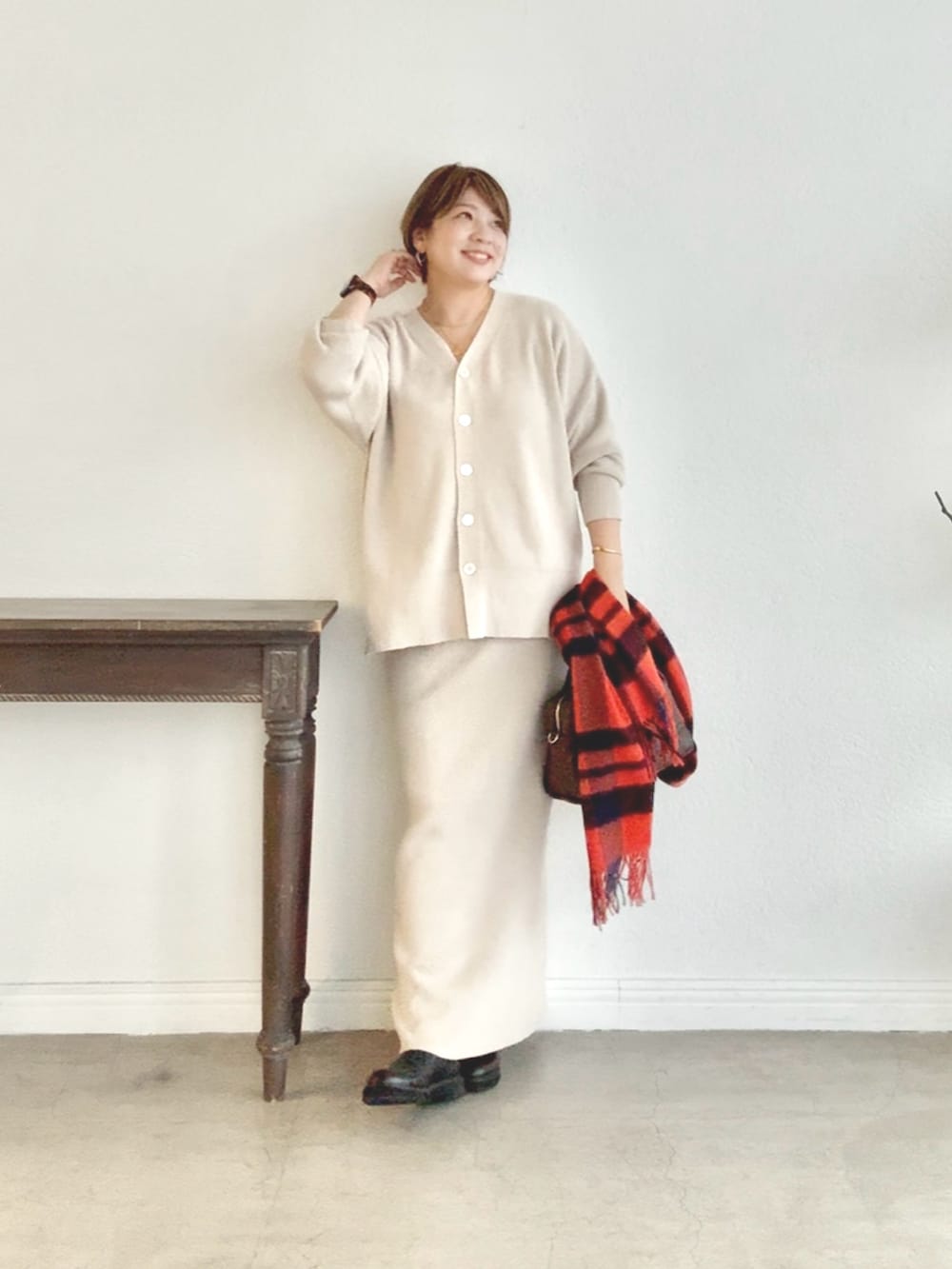 ホワイト系のニット/セーター、ホワイト系のスカートを着用したレディースの秋コーディネートの3枚目の写真