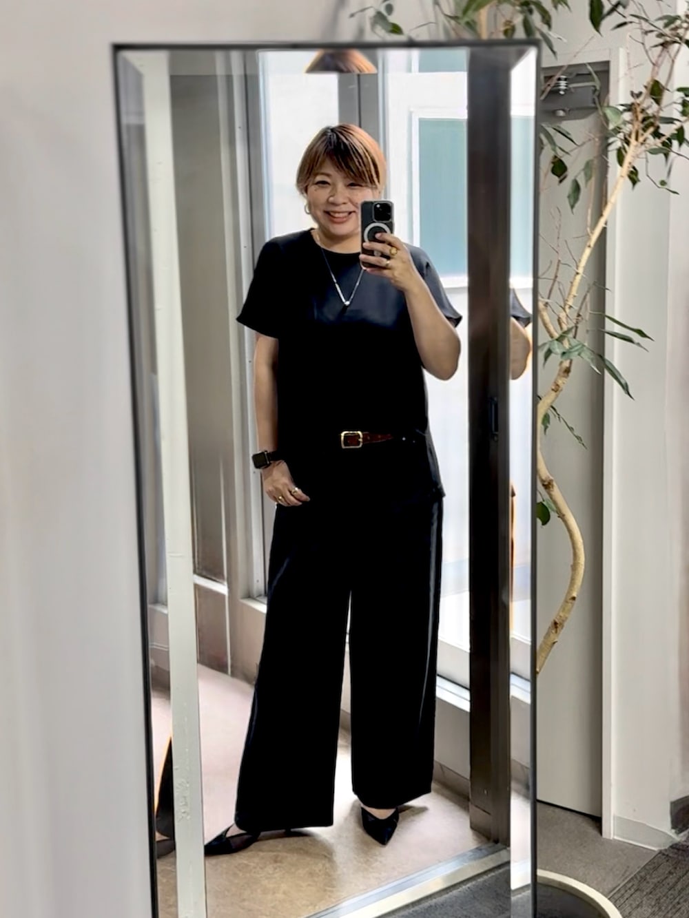 「デニム、今日のコーデ、夏コーデ、秋服準備はじめました、高身長女子、骨格ストレート、40代ファッション、40代女性、40代コーデ、ブラウス×デニム、ブラウス」｜「RIVE DROITEのテレコ切替ジョーゼットブラウス（シャツ/ブラウス、ブラック系）」を使った、yosshiiiiiiさん（レディース・165cm）の夏コーディネートの2枚目の写真