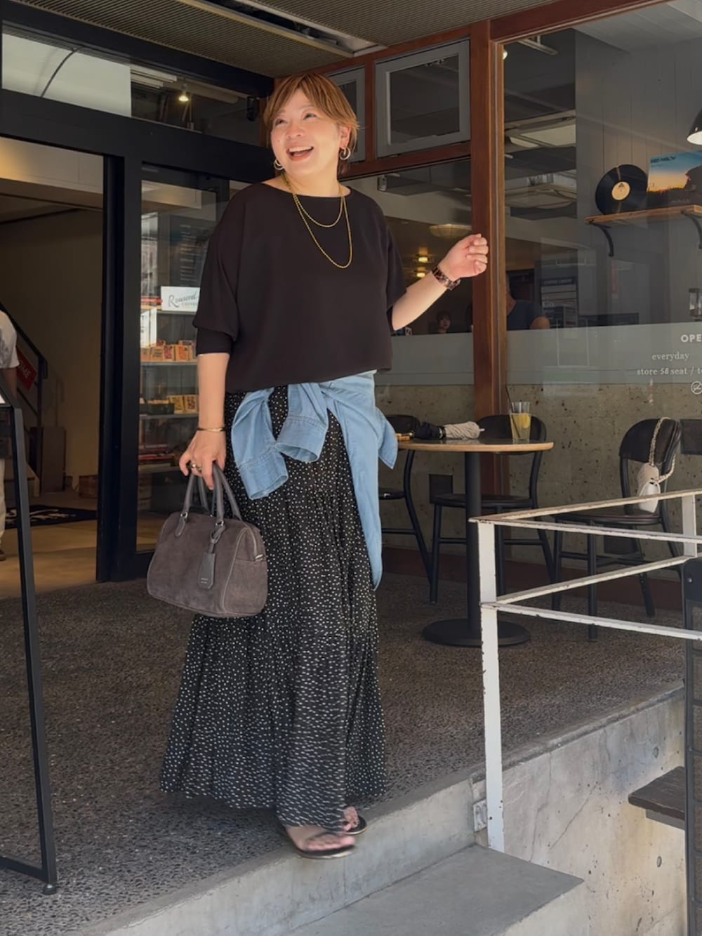 「シアートップス、夏服コーデ、ゆるコーデ、涼しいコーデ、シンプルスタイル、夏服、シャツ/ブラウス、夏コーデ、秋服準備はじめました、40代ファッション、40代女性、40代コーデ、骨格ストレート」｜「RIVE DROITEのリブ付きジョーゼットドルマンブラウス（シャツ/ブラウス、ブラック系）」を使った、yosshiiiiiiさん（レディース・165cm）の夏コーディネートの4枚目の写真