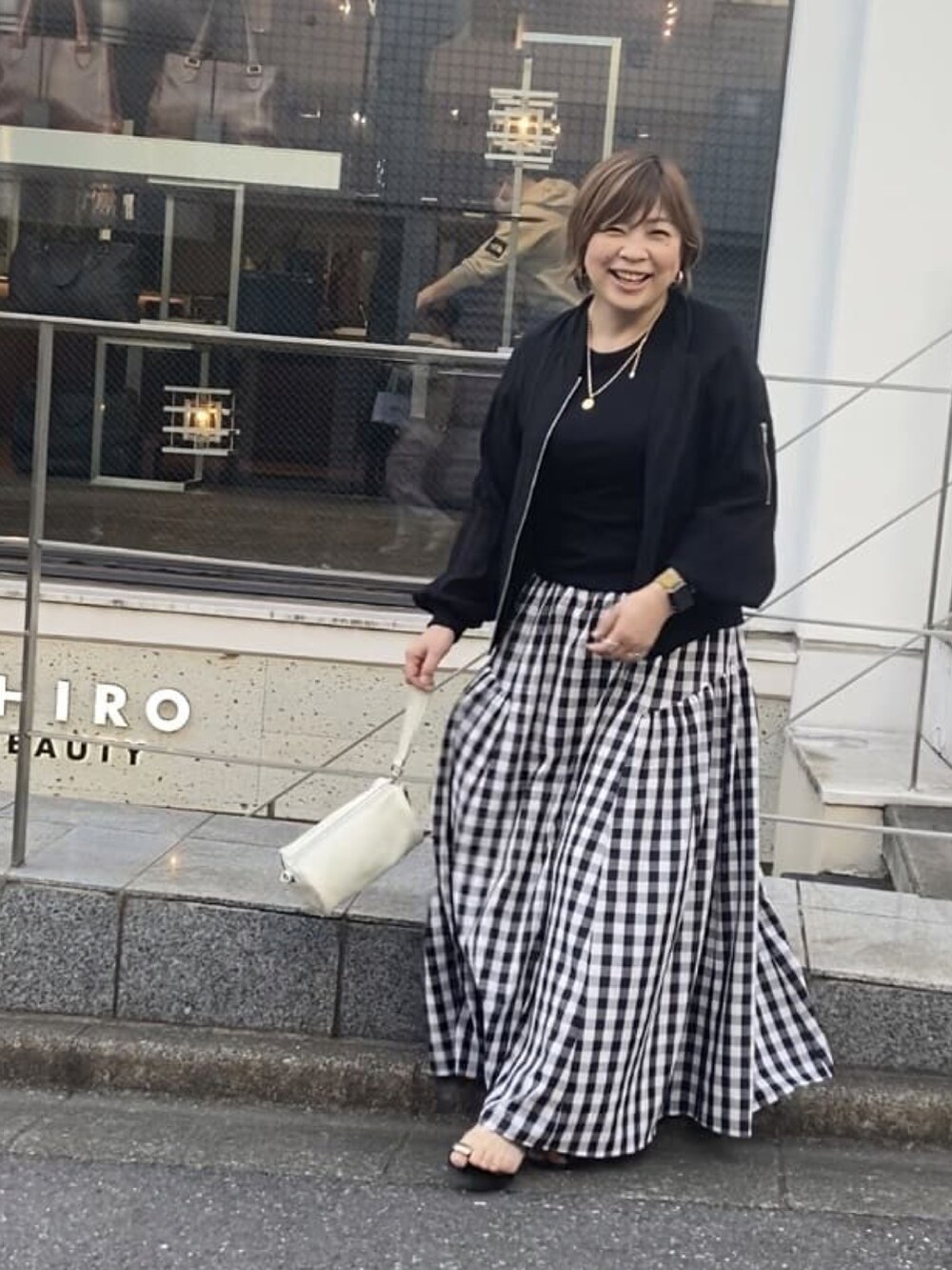 「いまどきジャケット写真、休日スタイル、楽チンコーデ、大人かわいい、チェックスカート、フレアスカート、シアー、ブルゾン、ブルゾンコーデ」｜「RIVE DROITEの軽やかな着心地が人気/シアーブルゾン（ミリタリージャケット、ブラック系）」を使った、yosshiiiiiiさん（骨格ストレート・レディース・165cm）の春コーディネートの4枚目の写真