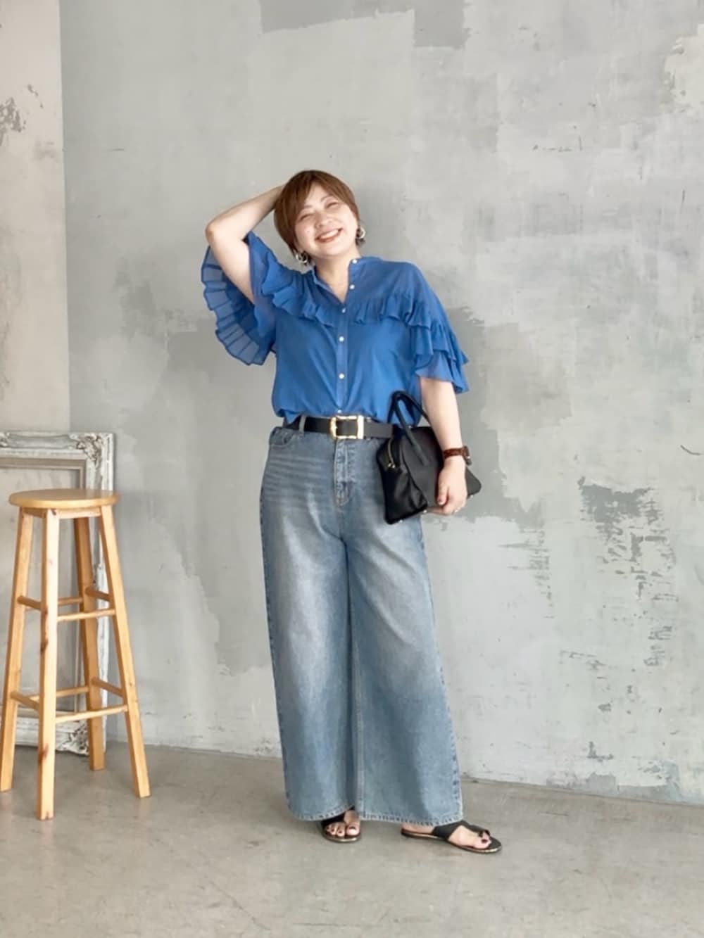 「フリル、半袖シャツ、デニム、デニムパンツ、デニムパンツスタイル、デニムパンツコーデ、デニムパンツ 大きめ、デニムパンツ ブルー、骨格、骨格ストレート、40代ファッション、40代、40代女性、40代コーデ」｜「RIVE DROITEの予約【大人も着やすいフリルデザイン】ティアードフリルブラウス（シャツ/ブラウス、ブルー系）」を使った、yosshiiiiiiさん（骨格ストレート・レディース・165cm）の夏コーディネートの2枚目の写真