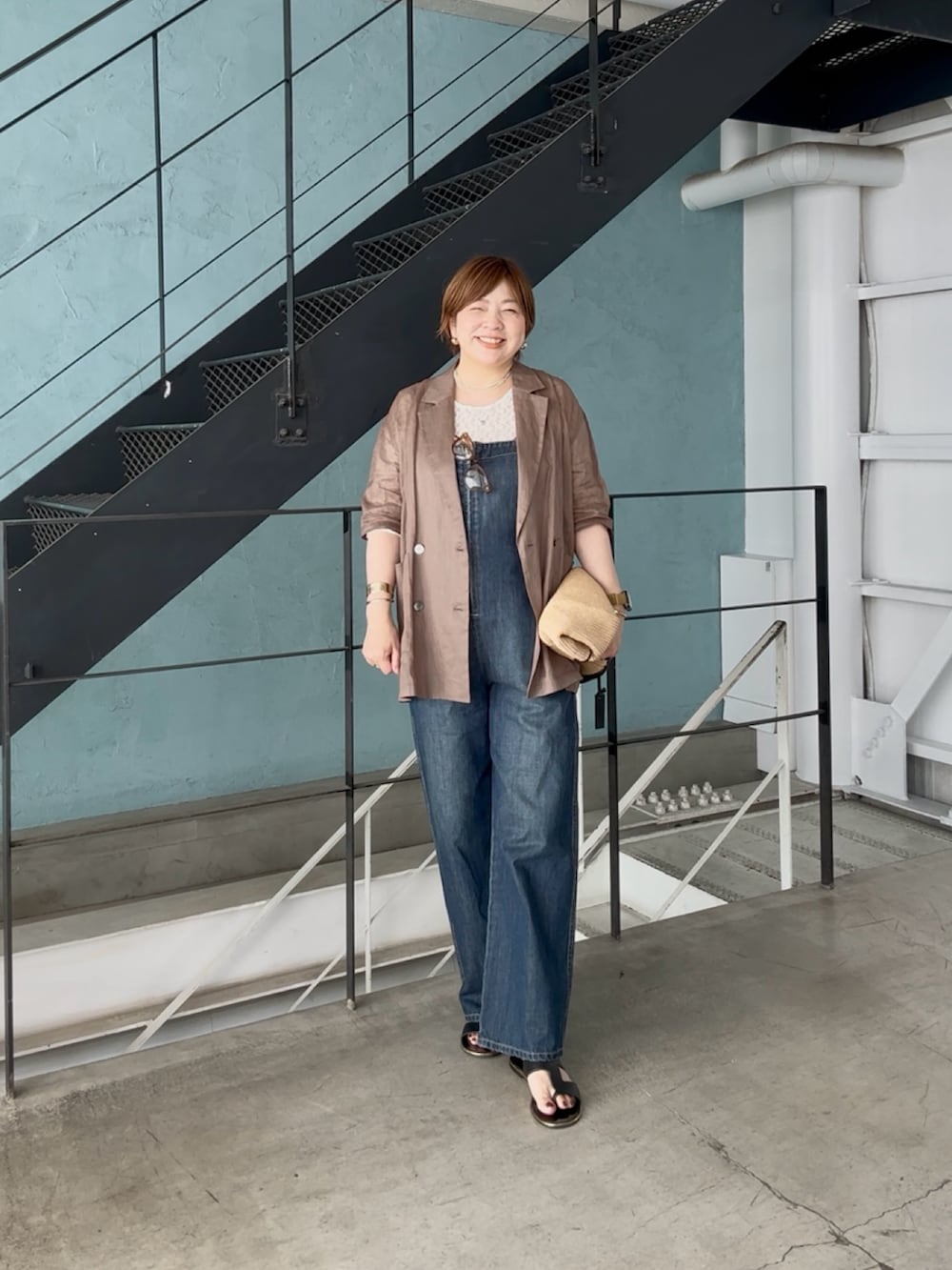 「夏コーデ、大人かわいい、高身長コーデ、夏ファッション、キレイめカジュアル、40代ファッション、40代女性、40代コーデ、40代、骨格ストレート、オーバーオール、サロペットコーデ、サロペット、サロペットデニム、ジャケット」｜「RIVE DROITEの予約【着るだけで様になる】デニムサロペット（サロペット/オーバーオール、ブルー系）」を使った、yosshiiiiiiさん（骨格ストレート・レディース・165cm）の春コーディネートの2枚目の写真