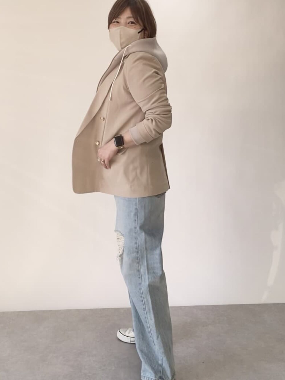「いまどきジャケット写真、春服、お出かけコーデ、大人カジュアル、休日コーデ、春カラー、お洒落さんとつながりたい、シンプル、スニーカー、パンツコーデ」｜「RIVE DROITEの金ボタンが華やかさUP/ストレッチツイルテーラードジャケット（テーラードジャケット、ベージュ系）」を使った、yosshiiiiiiさん（骨格ストレート・レディース・165cm）の春コーディネートの3枚目の写真